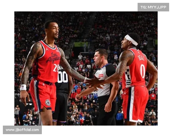 科林斯空接暴扣提振士气，快船替补席沸腾庆祝